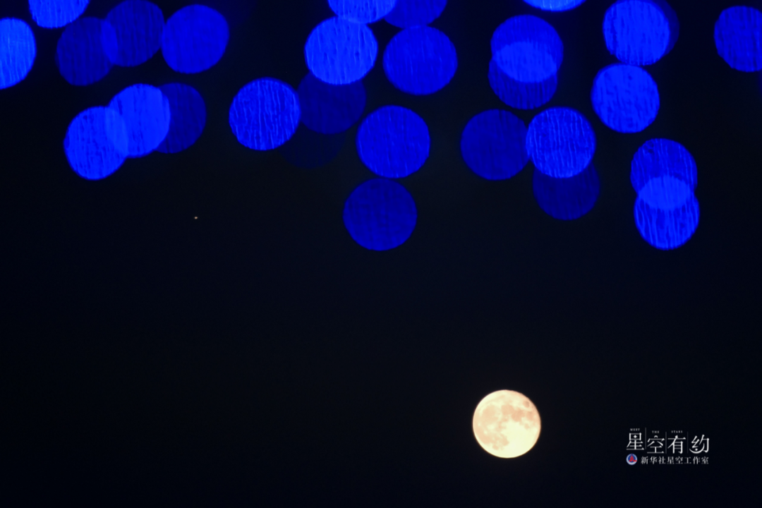 这是2022年9月11日晚在北京丰台拍摄的木星(左上)和月亮.