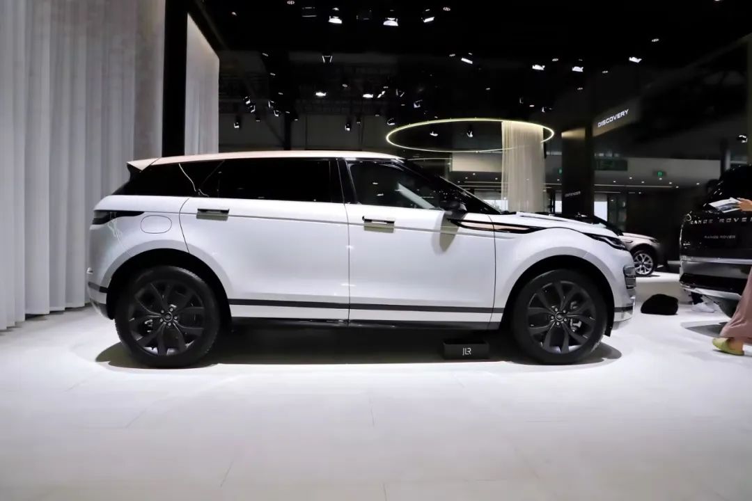 30万买路虎全系20t9at四驱3块大屏值