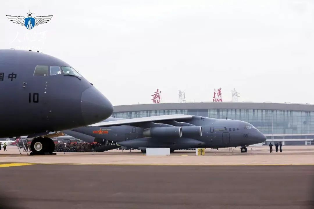 运-20抵达武汉天河机场.
