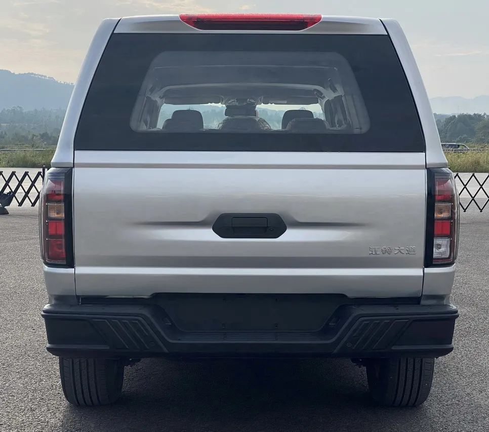 23t8at轴距超3米2大5座美式前脸皮卡加盖