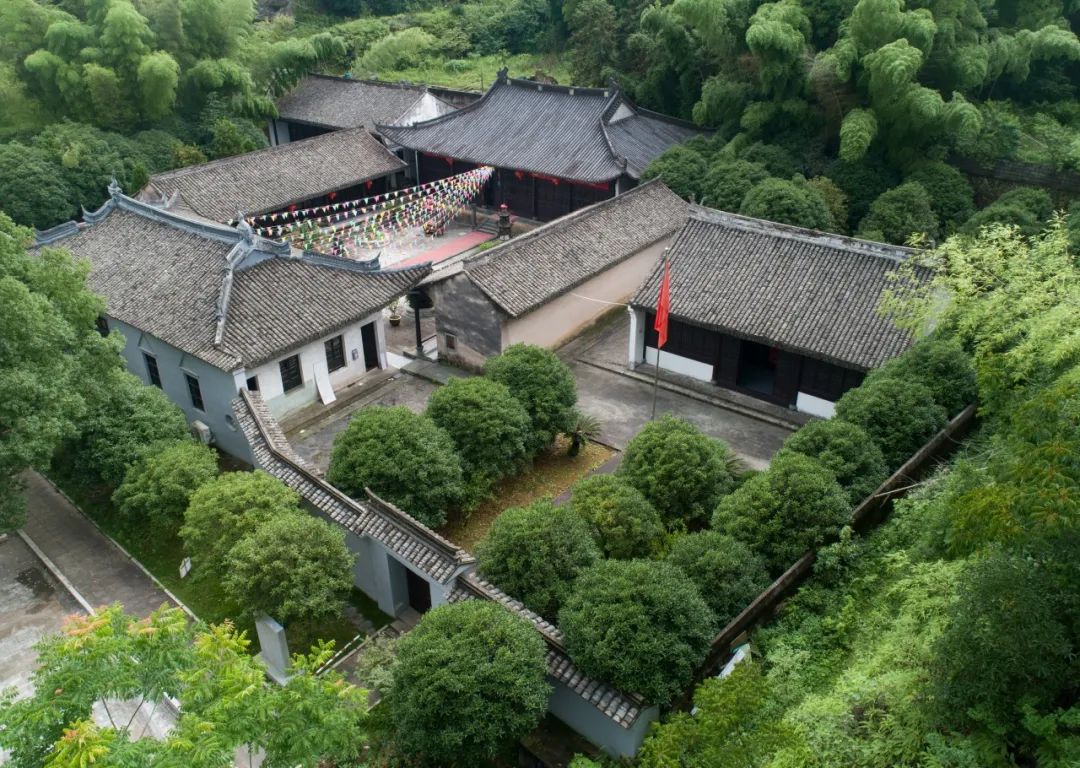 温州城在一片安宁中迎来了和平解放景德寺国共谈判之后的一日清晨在这