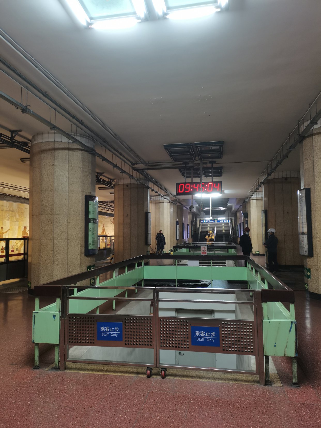 现场直击 | 今日起,北京地铁2号线东四十条站封站|北京地铁_新浪财经