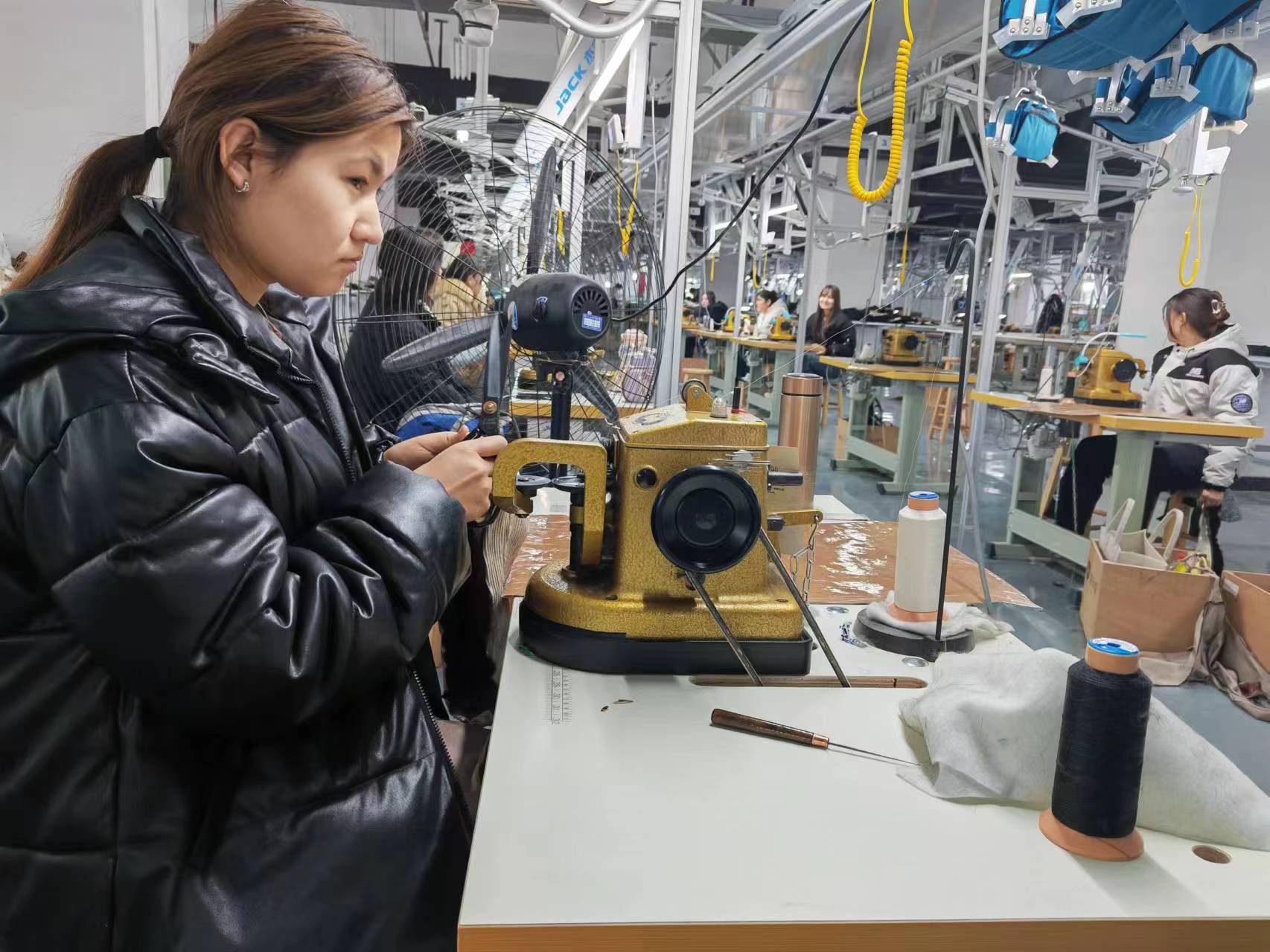 皮草商在霍尔果斯办厂,貂皮大衣直销中亚三个月卖了三千件|综合保税区