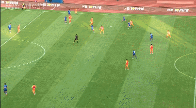 巴索戈跟进凌空打，球踢飞了