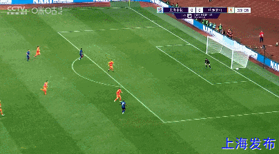 巴索戈前场右侧带球突破贴地打门，王大雷把球没收了