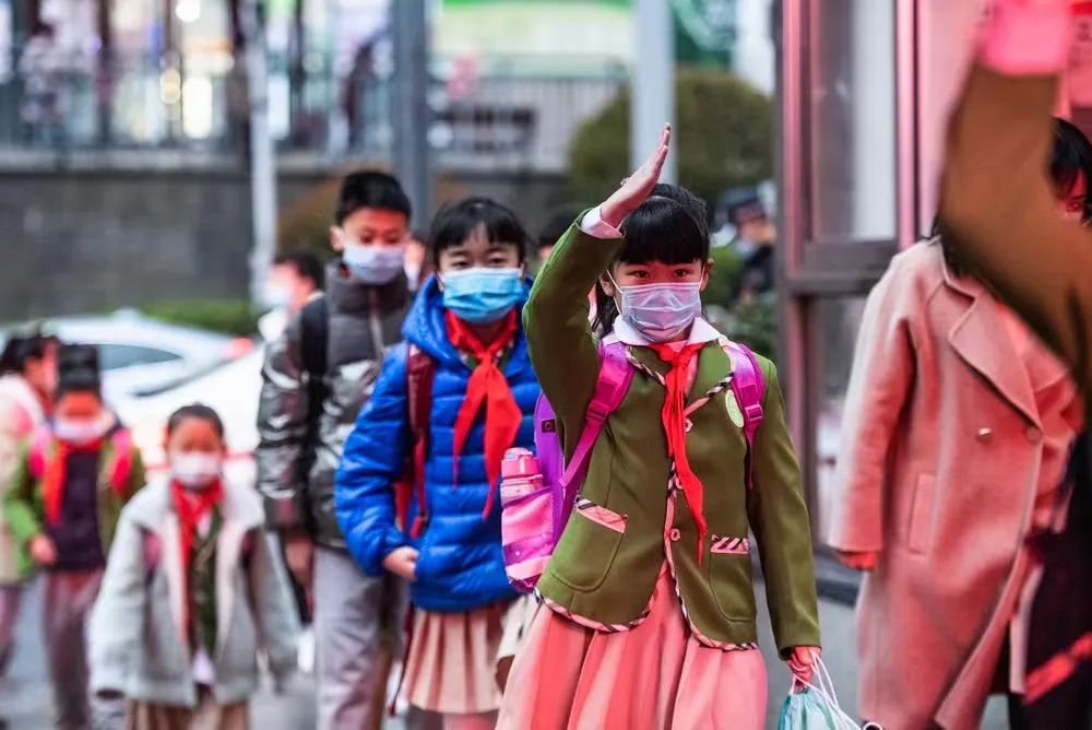 学生排队摆造型图片图片