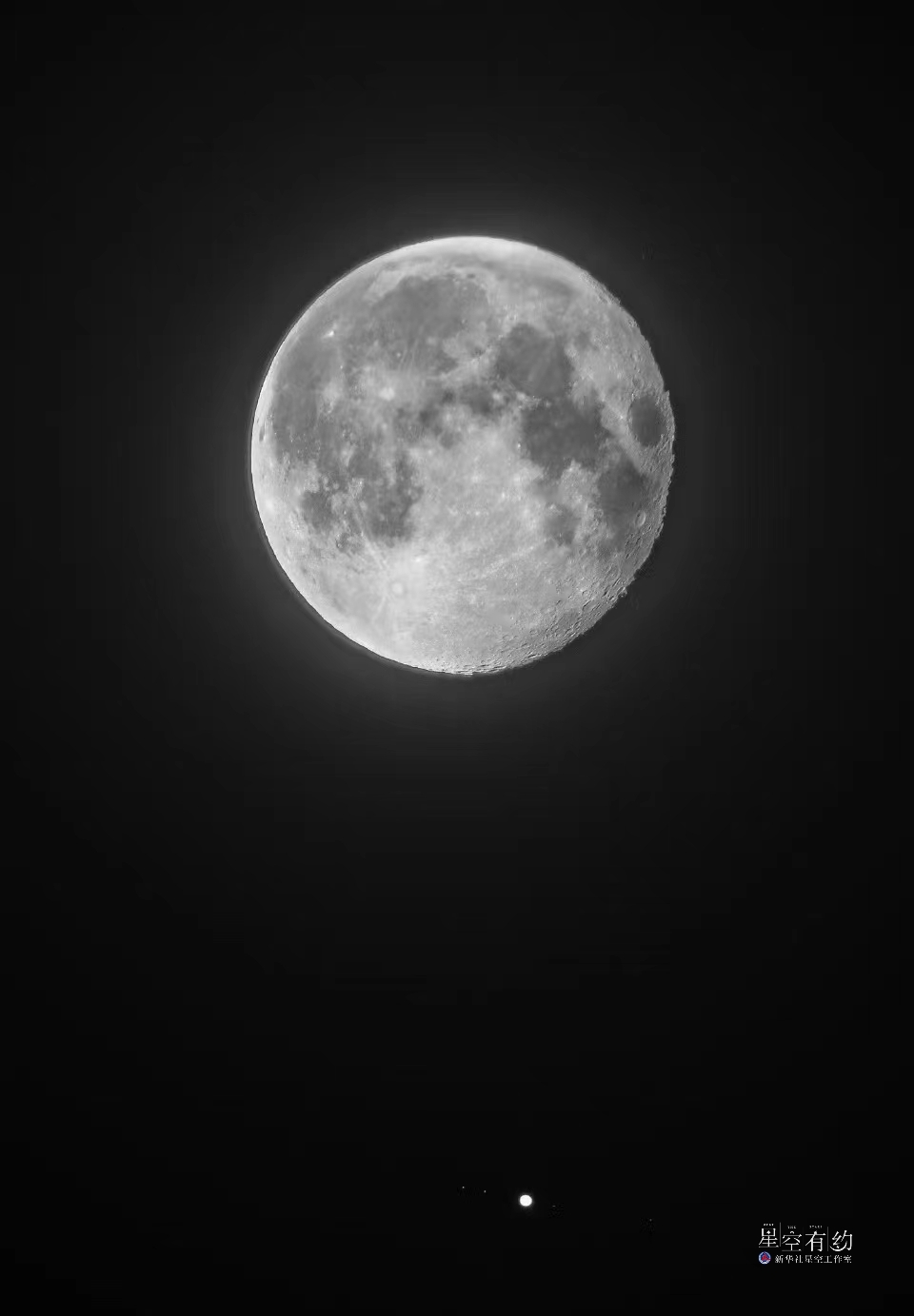 北京星空摄影爱好者刘宁2013年2月18日在北京门头沟拍摄的木星合月.