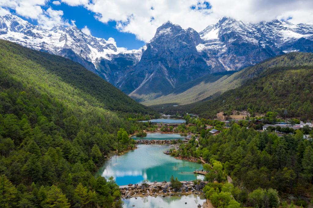 玉龙雪山景区蓝月谷景色.