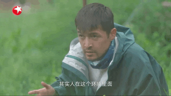 胡歌和牧民东尕云塔谈论人和环境的关系。（图/《一路前行》）