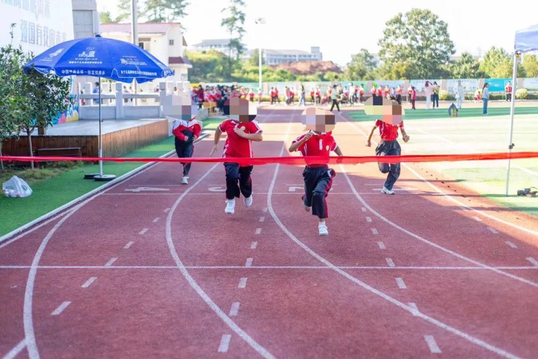 课间活动,一小学学生正在进行跑步比赛.受访者供图