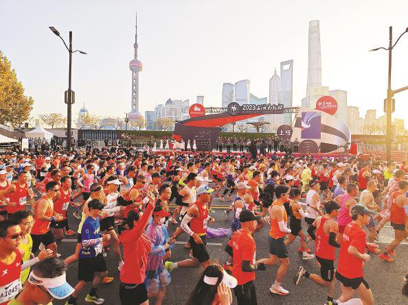 2023上海马拉松赛今晨开跑,3.8万名选手参加比赛 本报记者 刘歆 摄