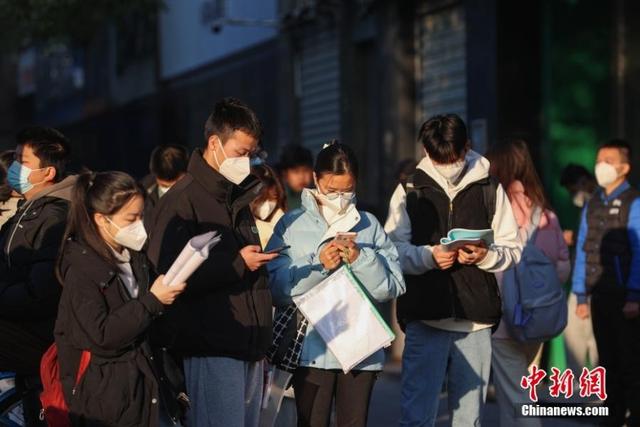 资料图：几名考生在考点外复习。中新社记者 刘力鑫 摄