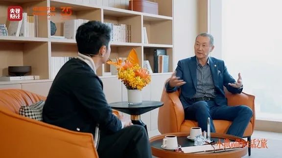 平安人寿党委书记,董事长杨铮(右)介绍平安经营理念.