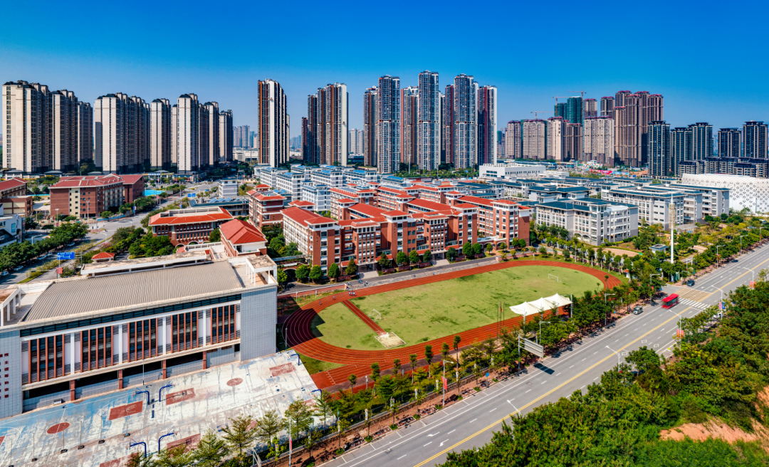 南宁三中五象校区已投入使用.