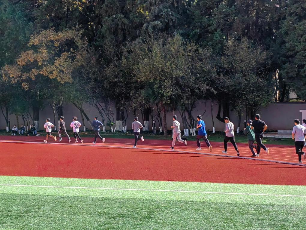 2023年11月21日,云南大学男生1000米体测现场. 新华社记者岳冉冉 摄