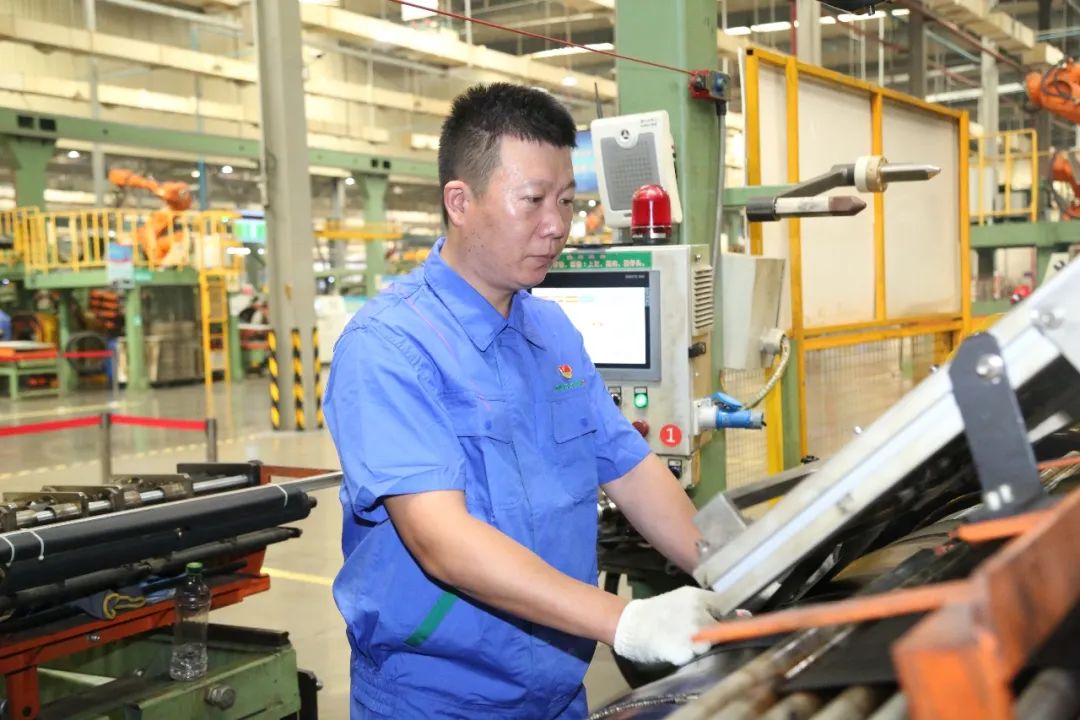 安志成正在"工业4.0"智能化工厂里操作成型机.工人日报记者 张嫱 摄