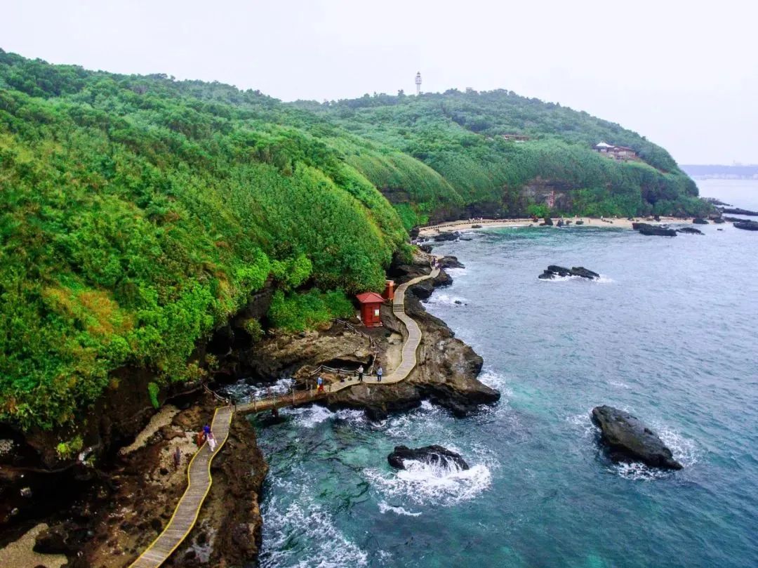 资料图:北海涠洲岛海蚀海积地貌与火山熔岩景观壮观瑰丽.李君光 摄