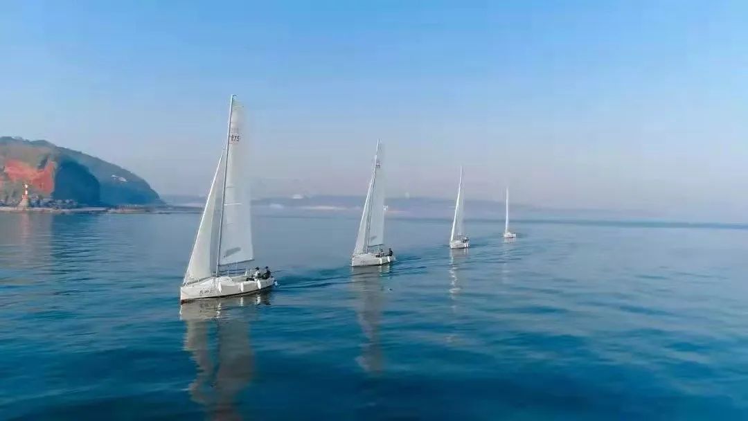 资料图:游客体验帆船.图源涠洲岛旅游区管委会