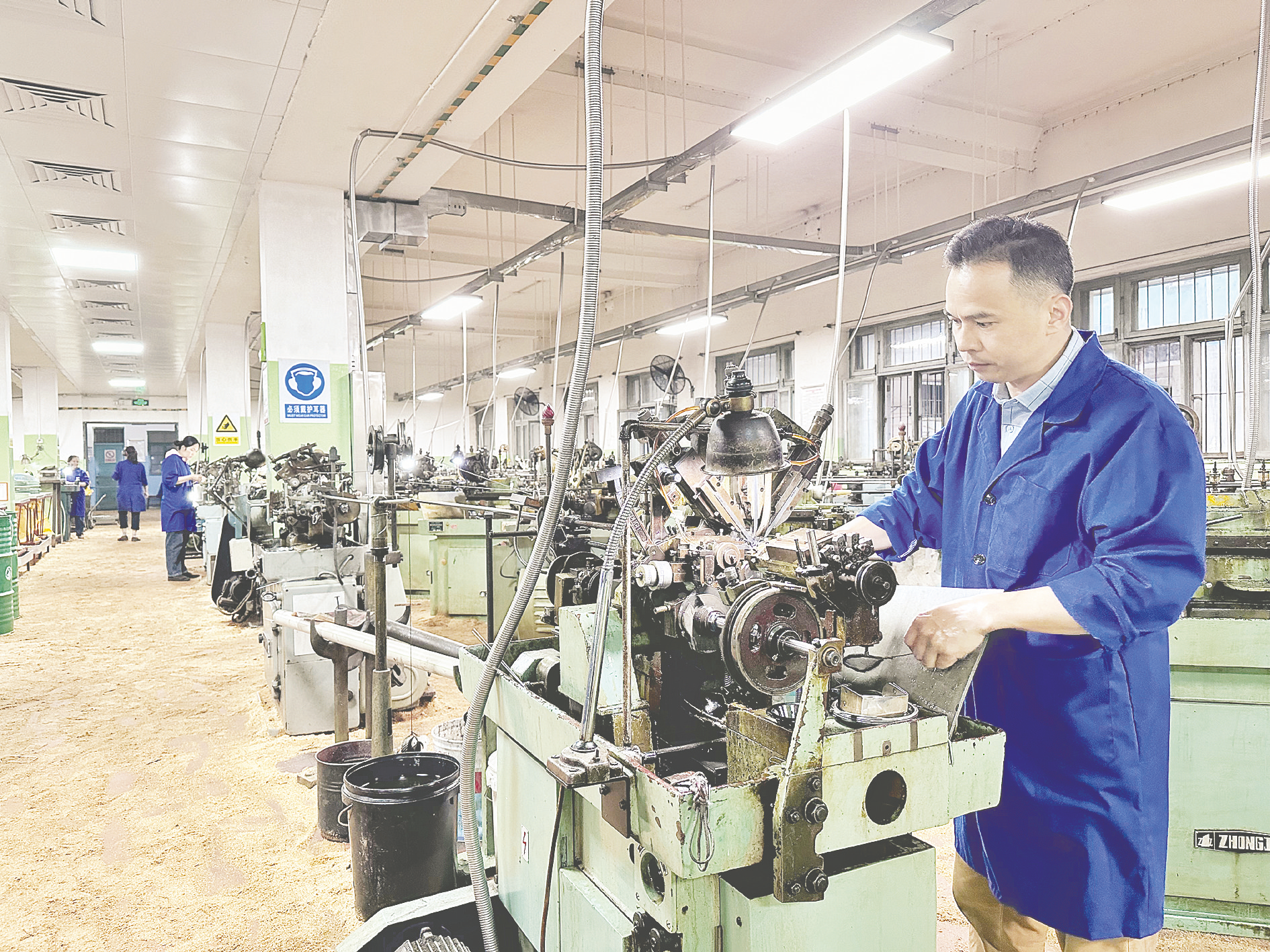 &nbsp;&nbsp;&nbsp;&nbsp;▲在南宁市手表厂生产装配车间,工人们在