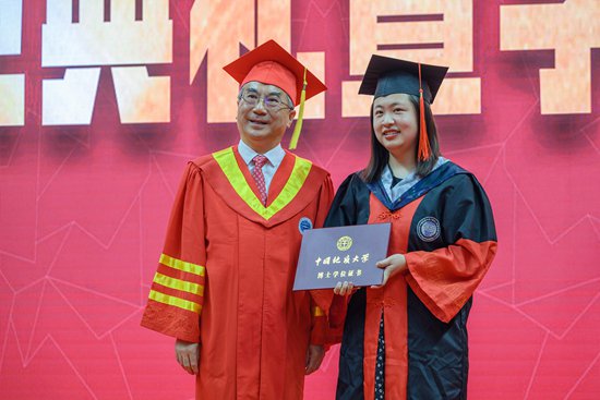     王焰新院士给博士生授予学位。中国地质大学（武汉）党委宣传部供图