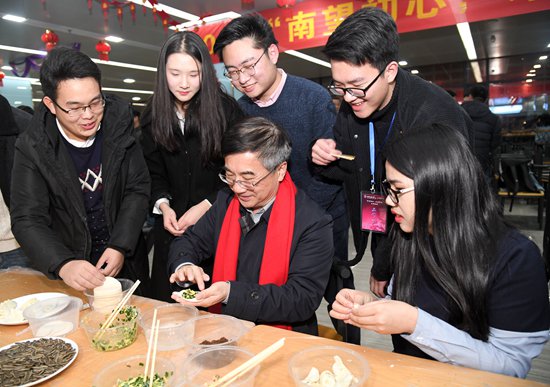     王焰新院士在元旦跨年夜与学生一起包饺子。中国地质大学（武汉）党委宣传部供图