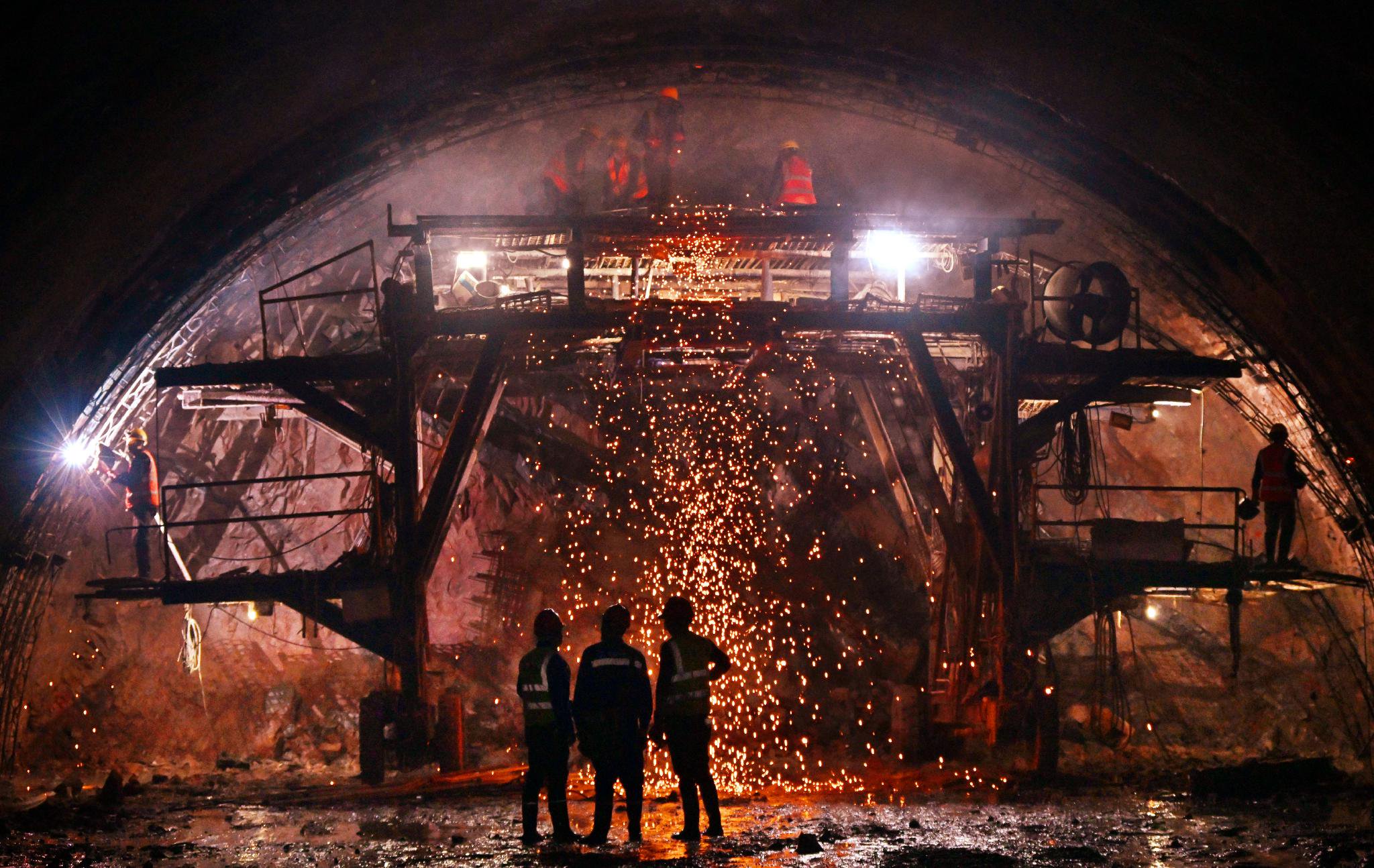 11月27日,中铁二局建设者在胶州湾第二海底隧道内施工作业.