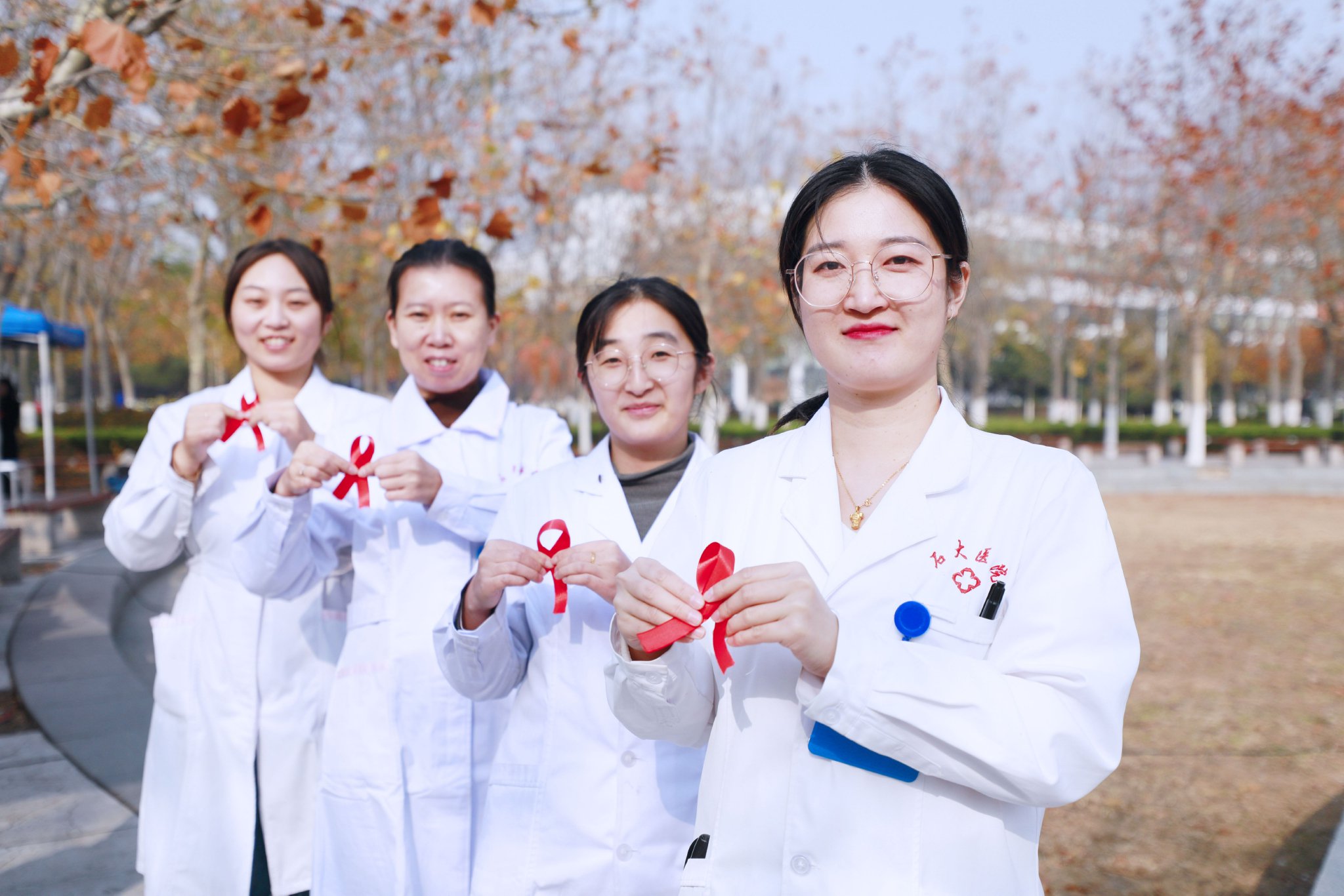 中国石油大学(华东)校医院医护人员准备佩戴红丝带,宣传防治艾滋病