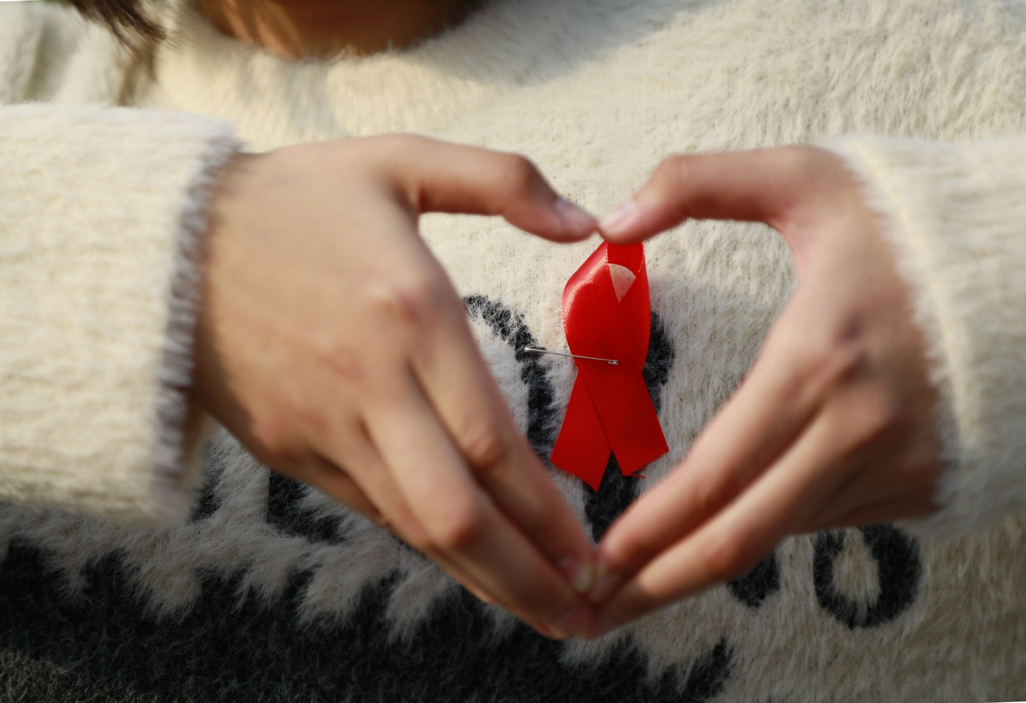 中国石油大学(华东)青年学子佩戴红丝带表达防艾抗艾决心.杨安 摄