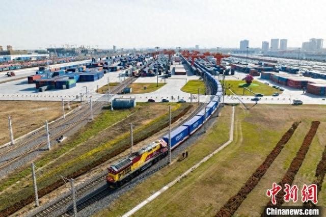图为班列驶出西安国际港站。刘翔 摄