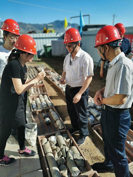     2020年，王焰新院士在山西省天镇县高温地热资源勘查工程现场查看岩芯。受访者供图