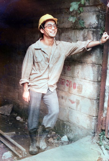     1989年，王焰新在湖北龙角山矿野外实习。受访者供图