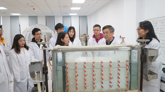     王焰新院士团队在实验室。中国地质大学（武汉）党委宣传部供图