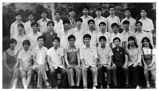     1984年南京大学地质学系年级学生干部和团干部集体合影（第三排右一为王焰新）。受访者供图