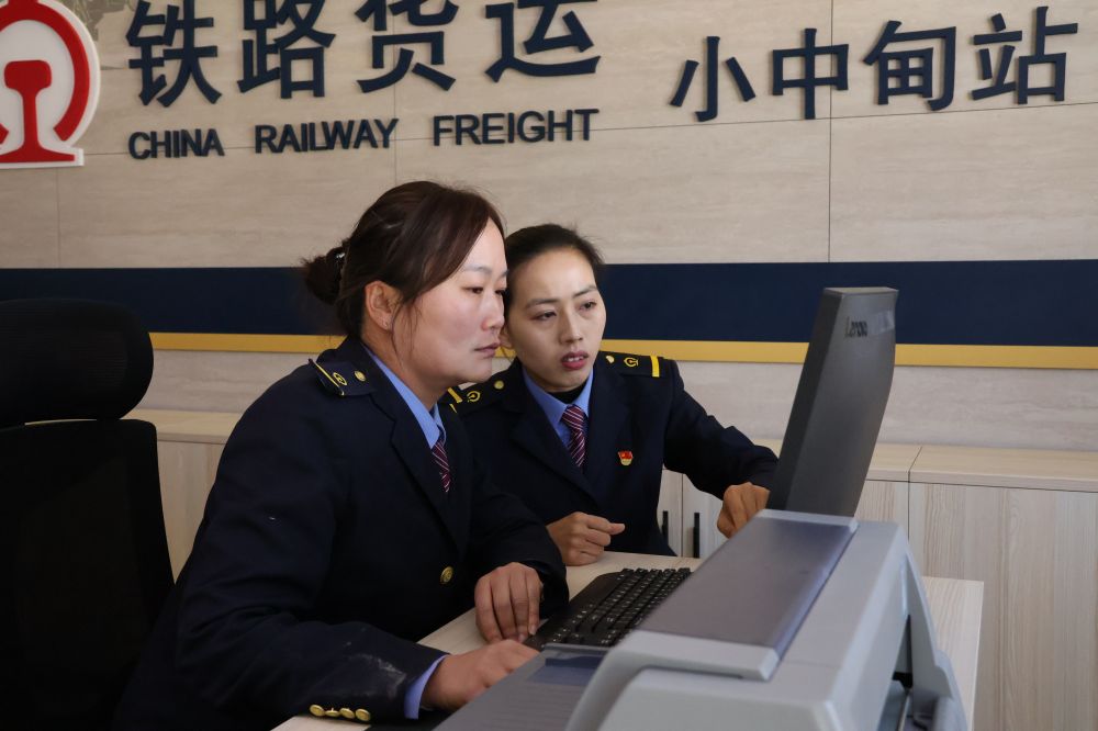 丽江至香格里拉铁路首个货运站正式运营