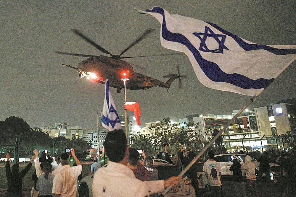 11月26日,在约旦河西岸城市拉姆安拉,人们庆祝被关押的巴勒斯坦人获释