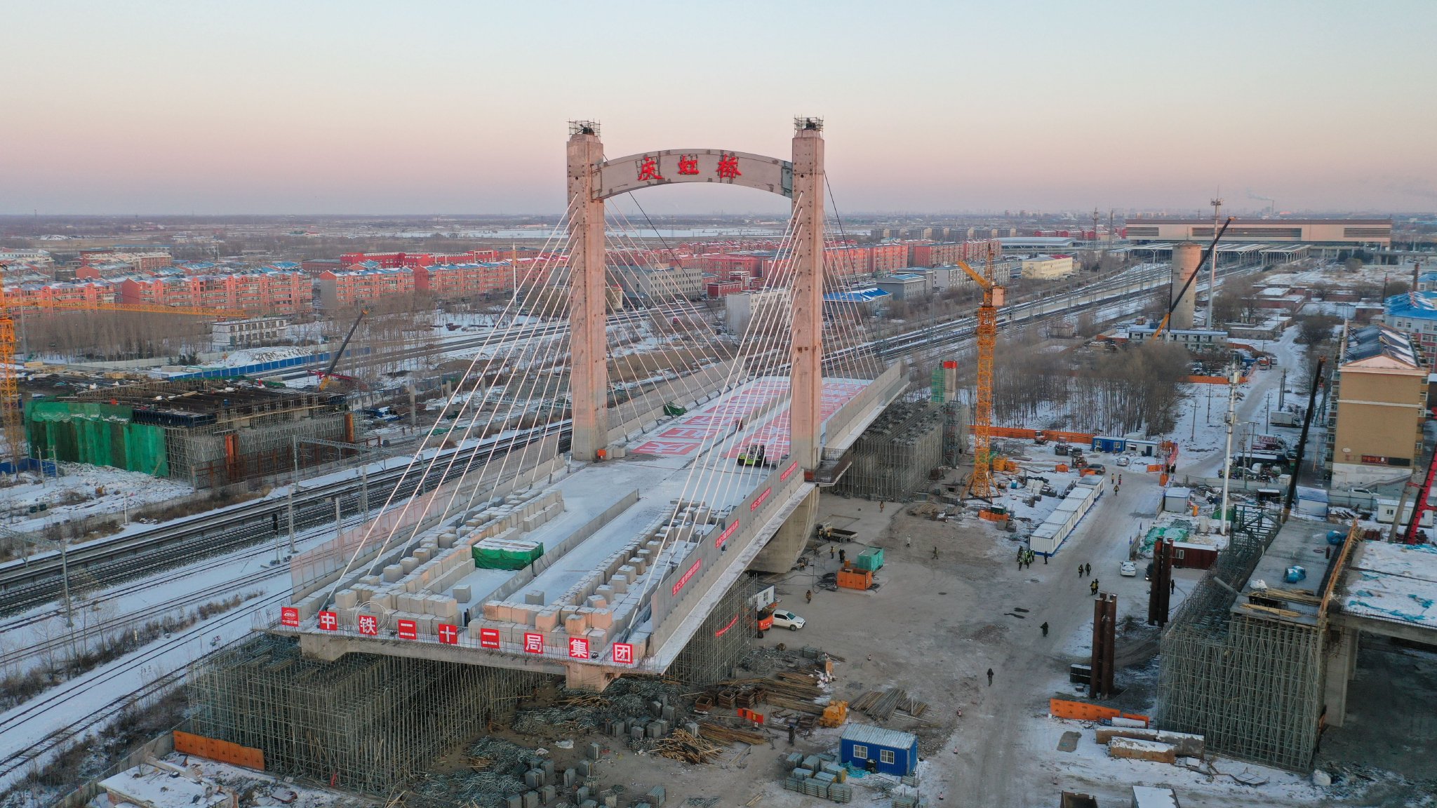 数字孪生技术动态监控下 大庆这座斜拉桥在14米高空一次性转体成功