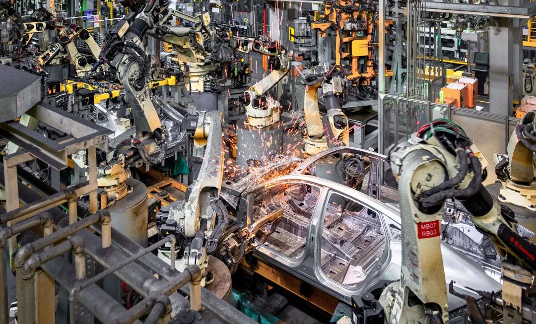 长安汽车两江工厂焊接二车间,机械臂正在进行焊接作业.张锦辉 摄