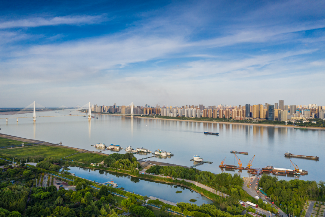 在武昌湾,160万方无界水岸综合体——武汉长江天地亮相.