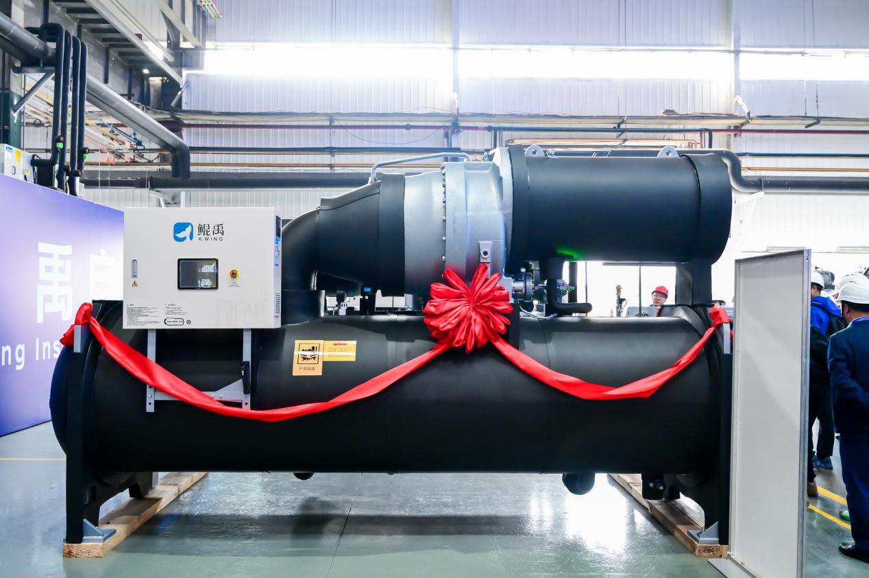 下线的离心式冷水机组.受访者供图