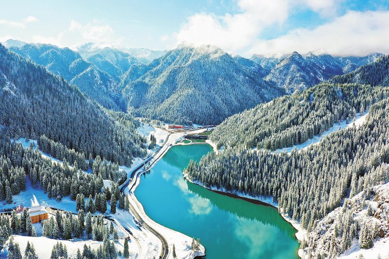 初冬的天山大峡谷.(乌鲁木齐县委宣传部供图)