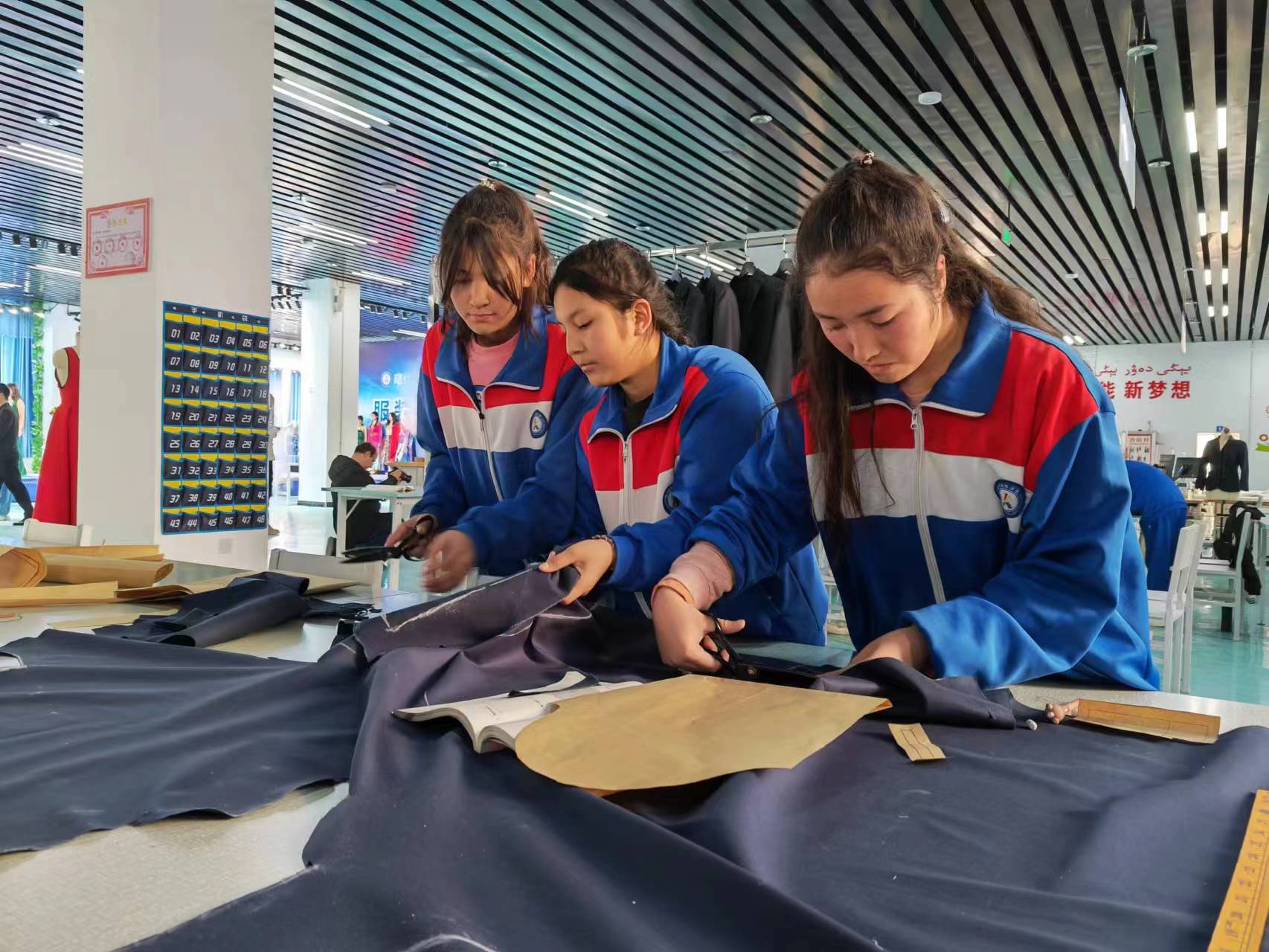 喀什技师学院的女生正在学习服装设计