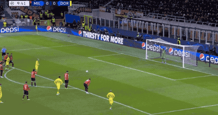 罗伊斯命中点球。