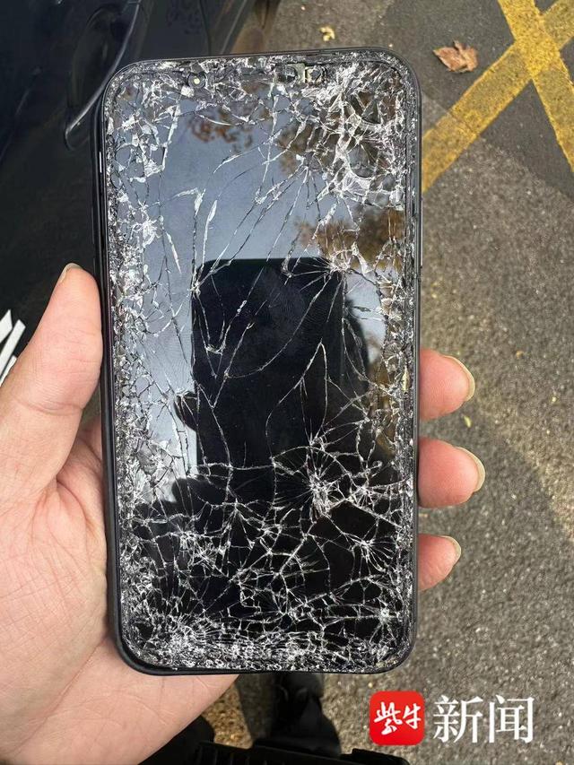 图为女子找回的手机屏幕已碎