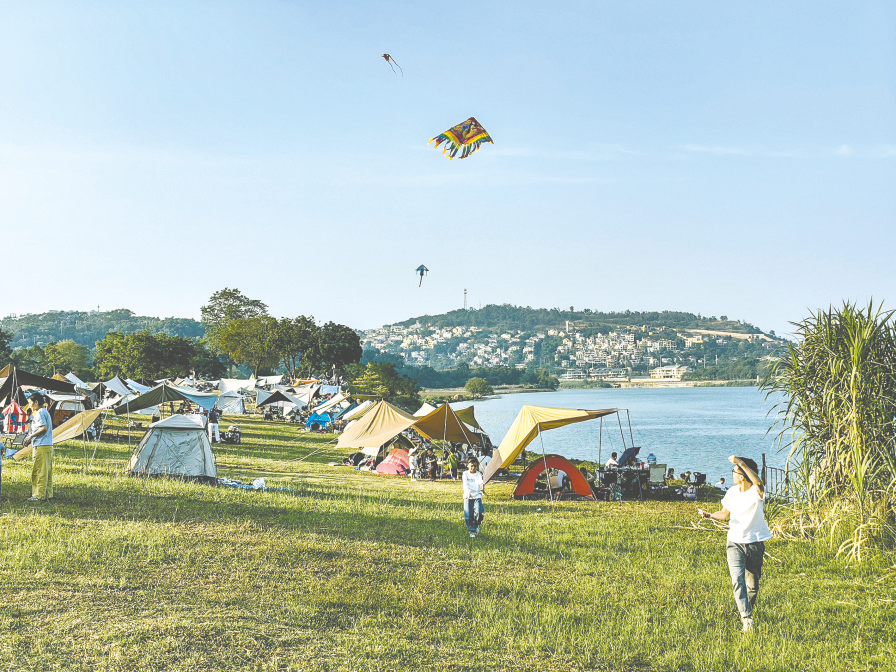 &nbsp;7211月25日,市民在位于邕江边的灵龟山公园草坪上放风筝,享受