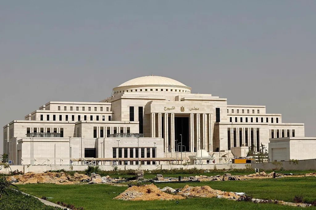当地时间2023年8月1日，埃及新行政首都的大型项目中，由中企承建的议会上院参议院新总部的外立面。