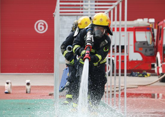    宝塔消防救援站消防员开展纵深灭火救人操训练
