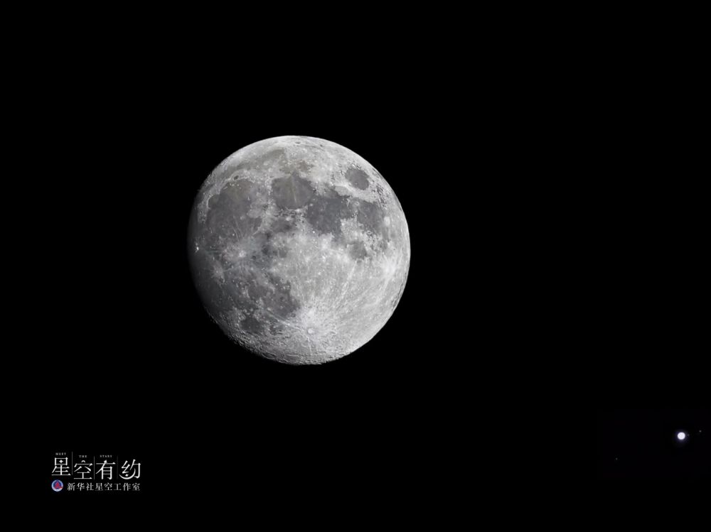 北京星空摄影爱好者王俊峰2023年11月25日在北京丰台拍摄的木星伴月