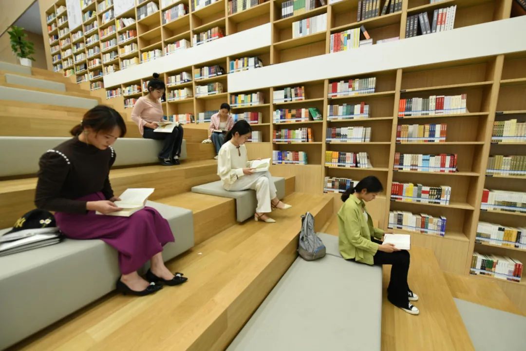 市民在阜阳市图书馆新馆内阅读.&nbsp; 王彪/图
