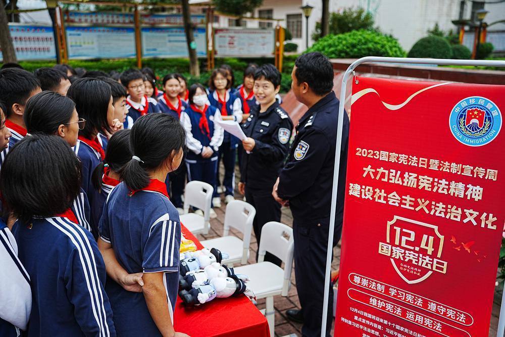 普法零距离，珠海市斗门出入境边防检查站宪法宣传进校园