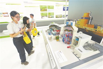 10月20日，参观者拍摄“国和一号”核电机组模型。新华社记者 林善传摄